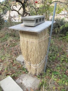 防寒コートを着せた巣箱